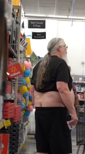 This is a prank video but this old guy kinda 😳