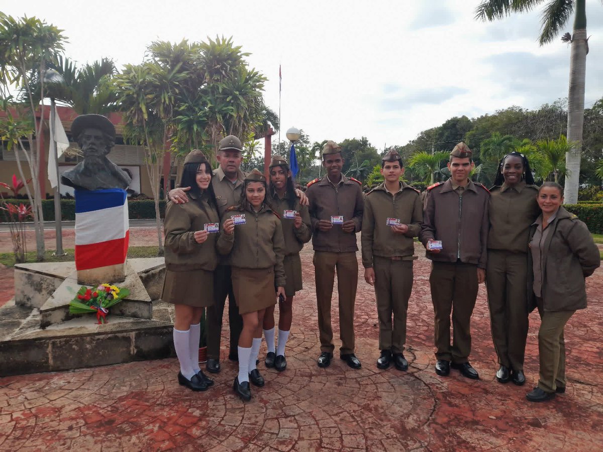 ‼️ Orgullo de juventud comunista ‼️
🗣️Ser joven de verde olivo es despertar cada día con la certeza de que tenemos un deber: construir, crear, defender y honrar. Es poner el hombro donde #Cuba nos necesite.
#CubaEstáFirme.