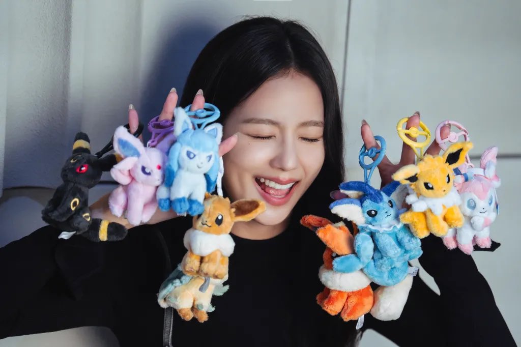 Jisoo, do BLACKPINK, foi oficialmente confirmada como embaixadora global da franquia Pokémon, e será lançado em breve uma linha de produtos licenciados em colaboração com a cantora