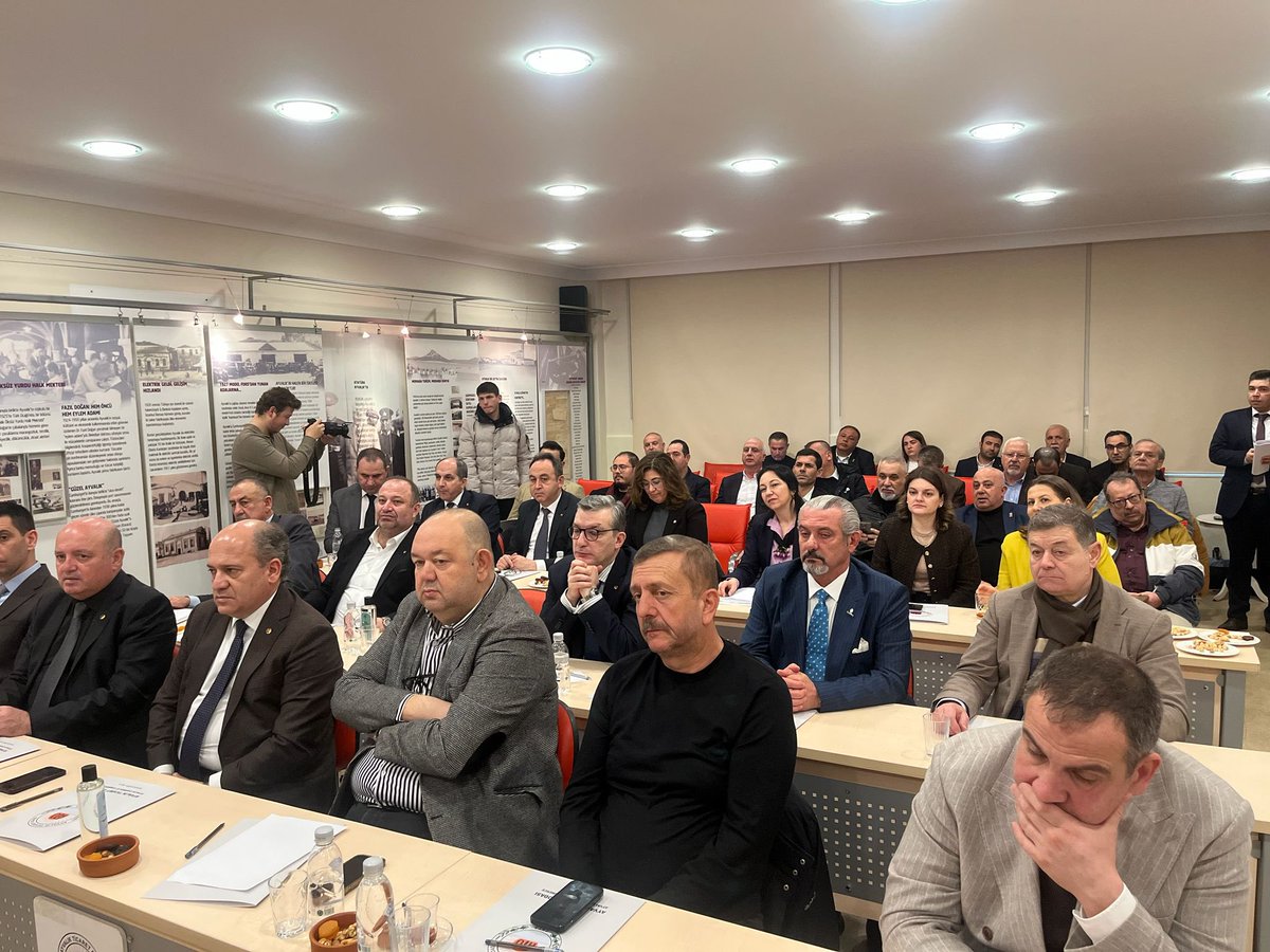 CanakkaleTB's tweet photo. KUZEY EGE ZEYTİNYAĞI LİSANSLI DEPOCULUKTA TARİHİ ADIM: İLK İMZALAR ATILDI 🫒🖊️

https://t.co/Kfsb3SZIiy 

#yerelkalkınmahamlesi
#KuzeyEge
#Zeytinyagi
#LisansliDepoculuk https://t.co/AKfmB3xcpl