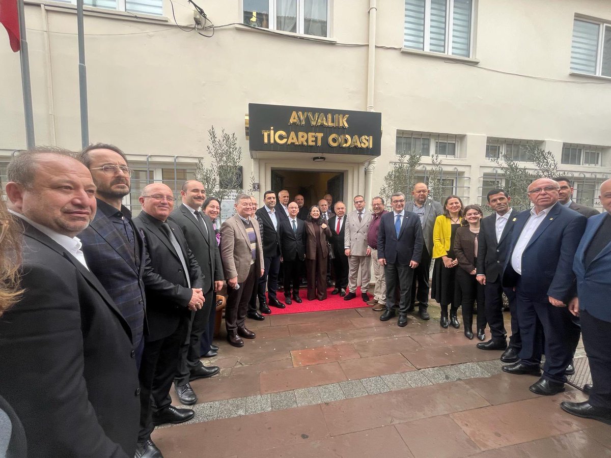 CanakkaleTB's tweet photo. KUZEY EGE ZEYTİNYAĞI LİSANSLI DEPOCULUKTA TARİHİ ADIM: İLK İMZALAR ATILDI 🫒🖊️

https://t.co/Kfsb3SZIiy 

#yerelkalkınmahamlesi
#KuzeyEge
#Zeytinyagi
#LisansliDepoculuk https://t.co/AKfmB3xcpl