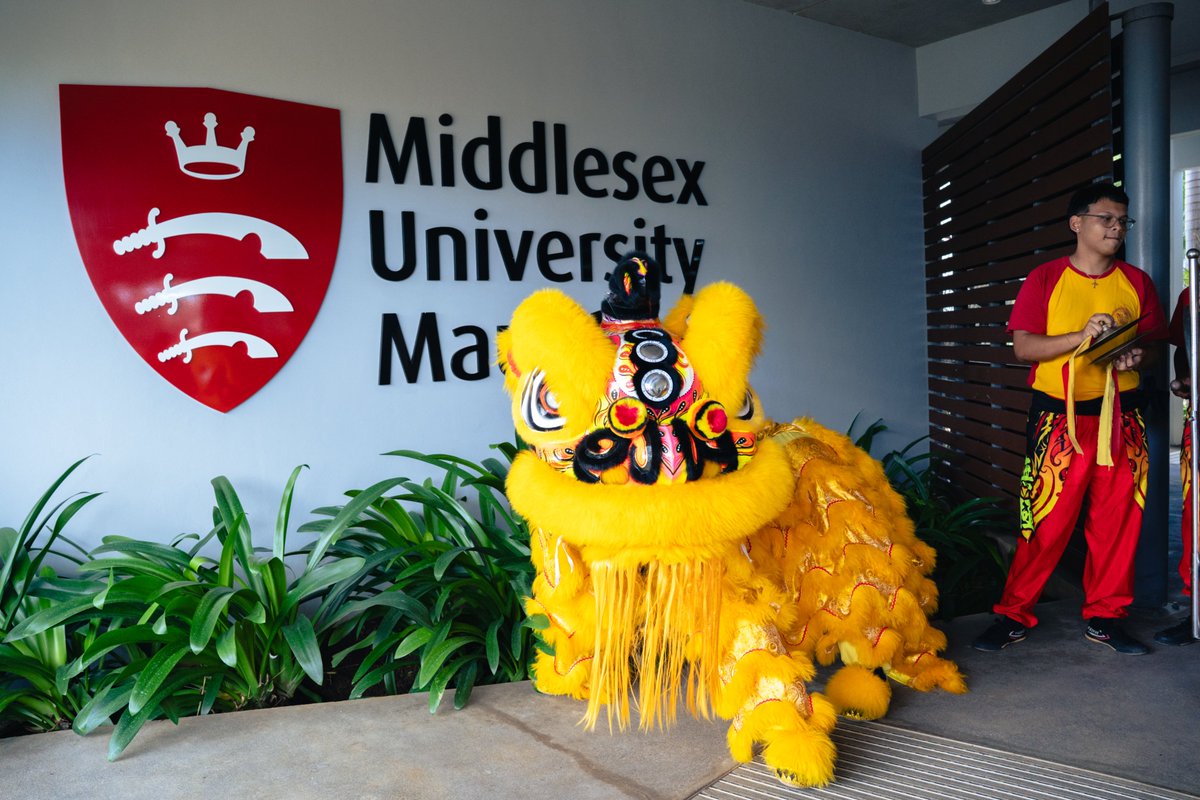 MiddlesexMru's tweet photo. 🧧 𝐂𝐞𝐥𝐞𝐛𝐫𝐚𝐭𝐢𝐧𝐠 𝐜𝐮𝐥𝐭𝐮𝐫𝐞 𝐚𝐧𝐝 𝐭𝐫𝐚𝐝𝐢𝐭𝐢𝐨𝐧 𝐨𝐧 𝐜𝐚𝐦𝐩𝐮𝐬 🦁

Our campus came alive today with a traditional Lion Dance performance as we celebrated Chinese New Year with our Middlesex University Mauritius community.

#ChineseNewYear #LunarNewYear https://t.co/Cb4dexZDk1