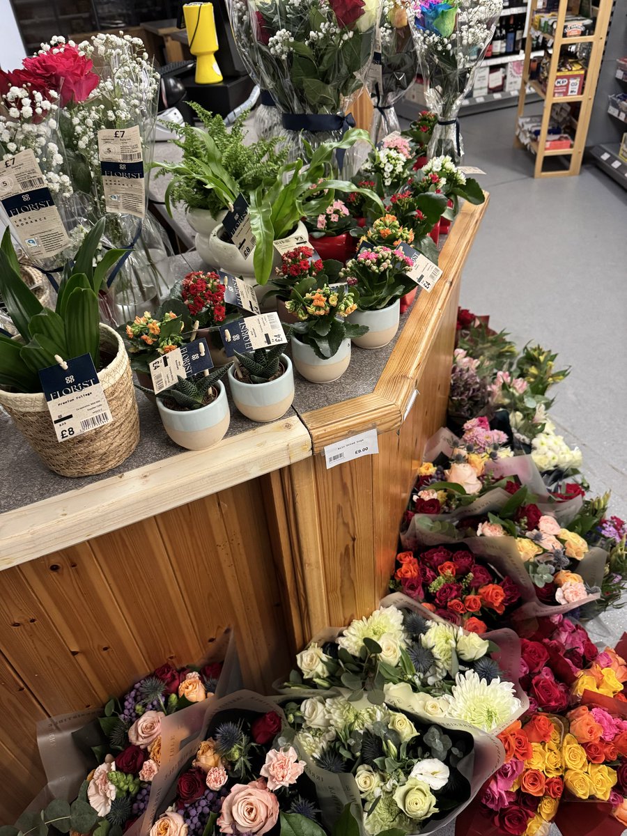 UigShop's tweet photo. ❤️❤️❤️❤️”Love is in the air”🎵🎵🎵🎵. Last minute flowers for the special day https://t.co/rvht1qtpjq