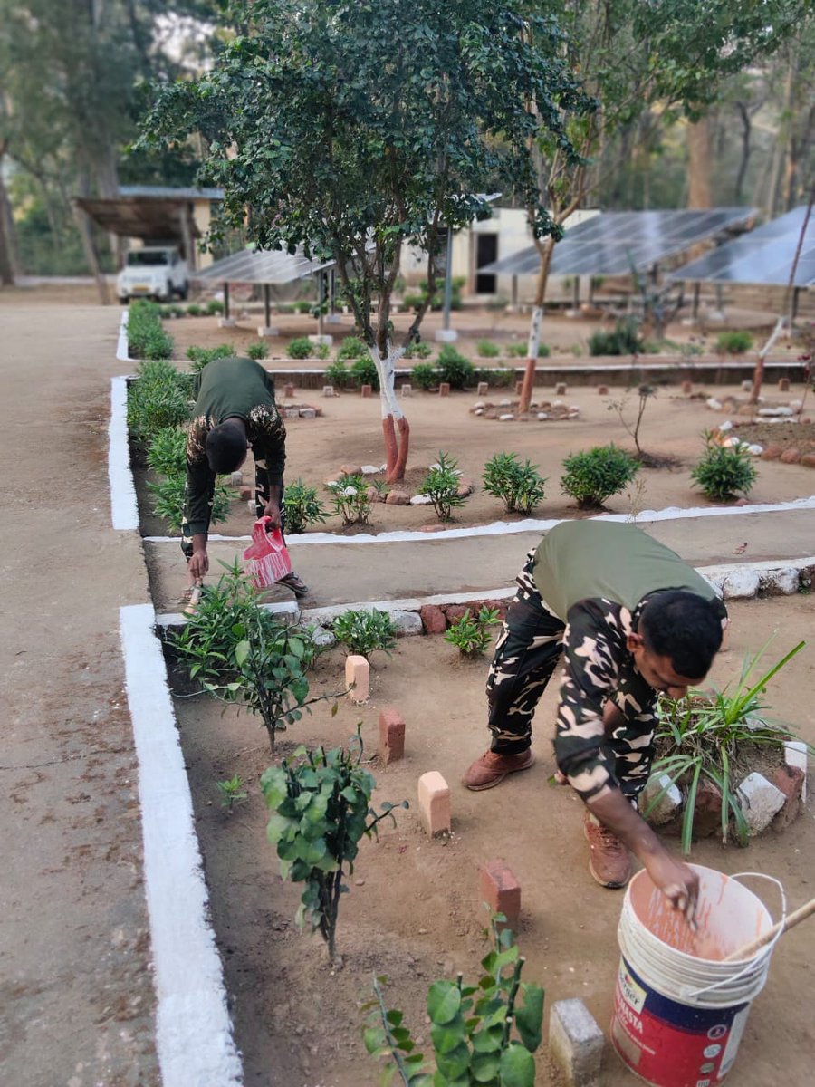 9BnSSB_INDIA's tweet photo. “स्वच्छ सीमा,मजबूत सुरक्षा” 
09वीं वाहिनी (SSB),बलरामपुर के अनुशासित  जवानों द्वारा सीमाचौकी परिसर में सुनियोजित एरिया मेंटिनेंस अभियान संचालित किया गया।
#SSB_INDIA
#SSBFTRLKW 
#SSBSHQGKP 
#CleanAndSecure
#AreaMaintenance
#BorderPost
#DisciplineAndDedication https://t.co/VkdC3xDd1q