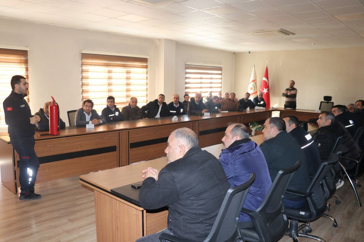 URFA ULAŞIM A.Ş ŞOFÖRLERİNE YANGINA İLK MÜDAHALE EĞİTİMİ🚒

Urfa Ulaşım A.Ş. ile İtfaiye Daire Başkanlığımız iş birliğinde, 451 otobüs şoförüne yangına ilk müdahale eğitimi verildi.

4 gün boyunca 8 grup halinde gerçekleştirilen eğitimlerde;
✅ Yangının sınıfları ve gelişimi
✅