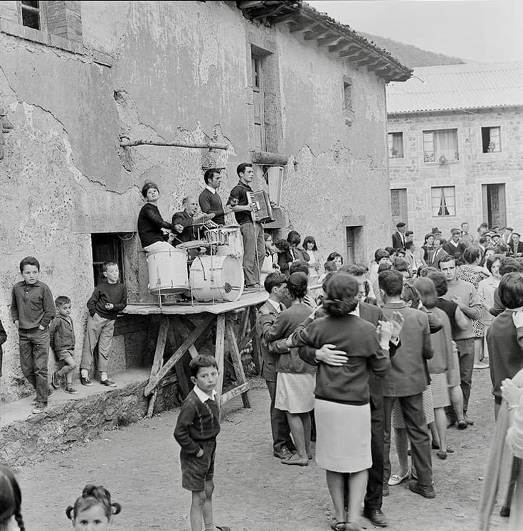 UnamunoAgain's tweet photo. Fiesta de pueblo en los 60. https://t.co/8o1LJDzEUh