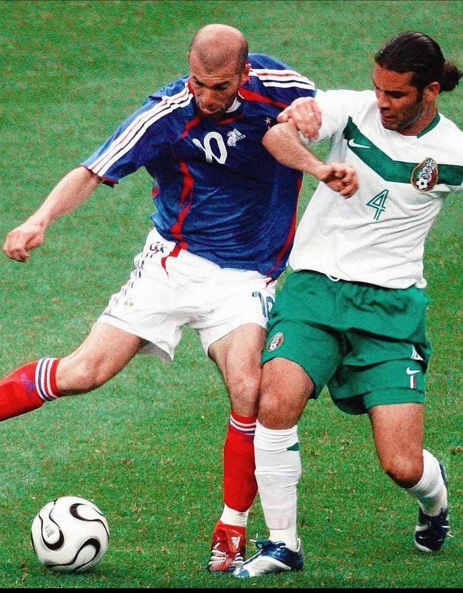Christi6179520's tweet photo. FOTAZA 🇲🇽📷

Zidane y Rafa Márquez (2006) https://t.co/ZvqLBEIKfR