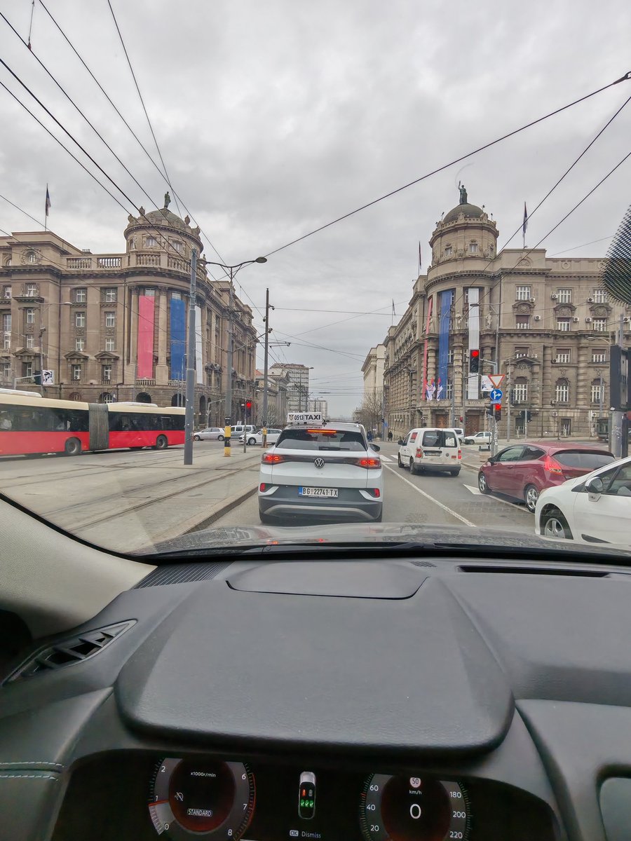 Cesto vidjam ovako kreativne ideje na raznim mestima. Voleo bih da upoznam osobu koja je bila ovako inspirativna i kreativna, pa je dala ideju da se nesimetricno i neugledno okace ovi odvratno providni stolnjaci ili sta vec u bojama nase lepe zastave.