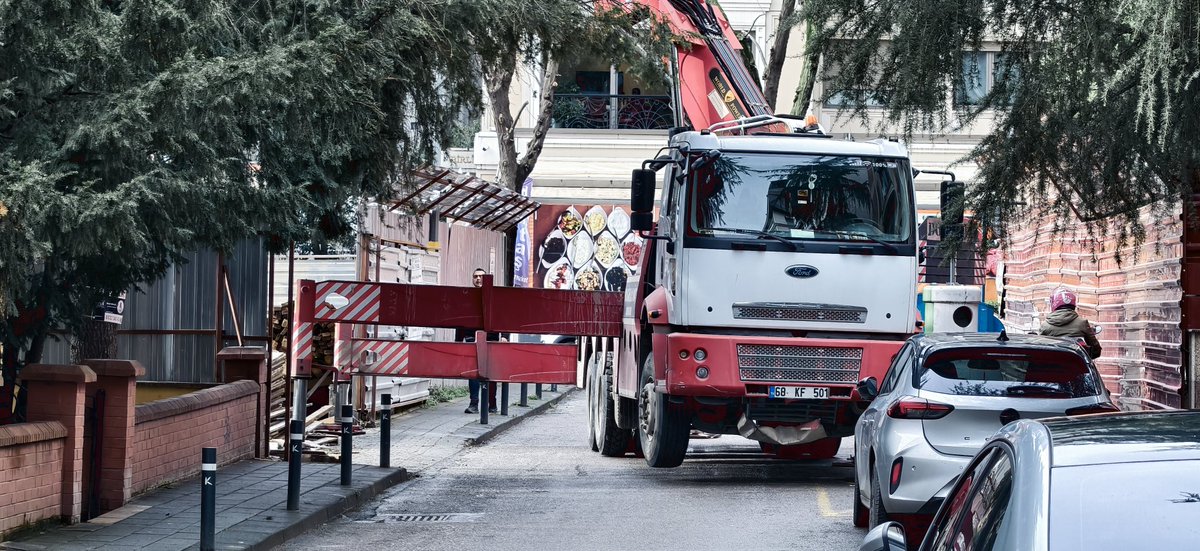 Semih46612248's tweet photo. @kadikoybelediye İyi çalışmalar Yine Vardar Sokakda yol kapamasi var en yoğun saatlerde. İzniniz ve bilginiz var mı? https://t.co/SqueJVpVvQ
