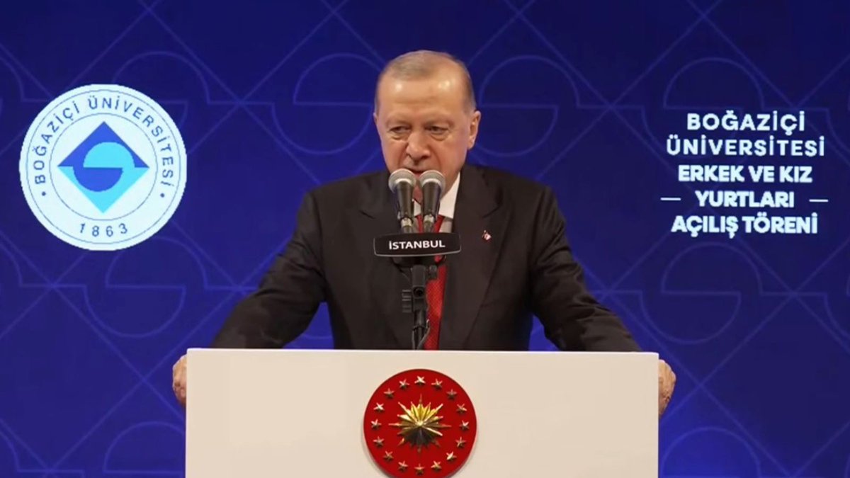 Yurt boşaltıldı, giriş çıkışlar kısıtlandı, dersler iptal edildi

🔴 Erdoğan, Boğaziçi Üniversitesi'nde konuşuyor:

📌 Bizim için ilim, hikmet ve hakikate giden yolun altın anahtarıdır. Bizim için üniversite, bilginin üretim ve işleme  merkezidir. Bizim için öğrenci, bilgiye