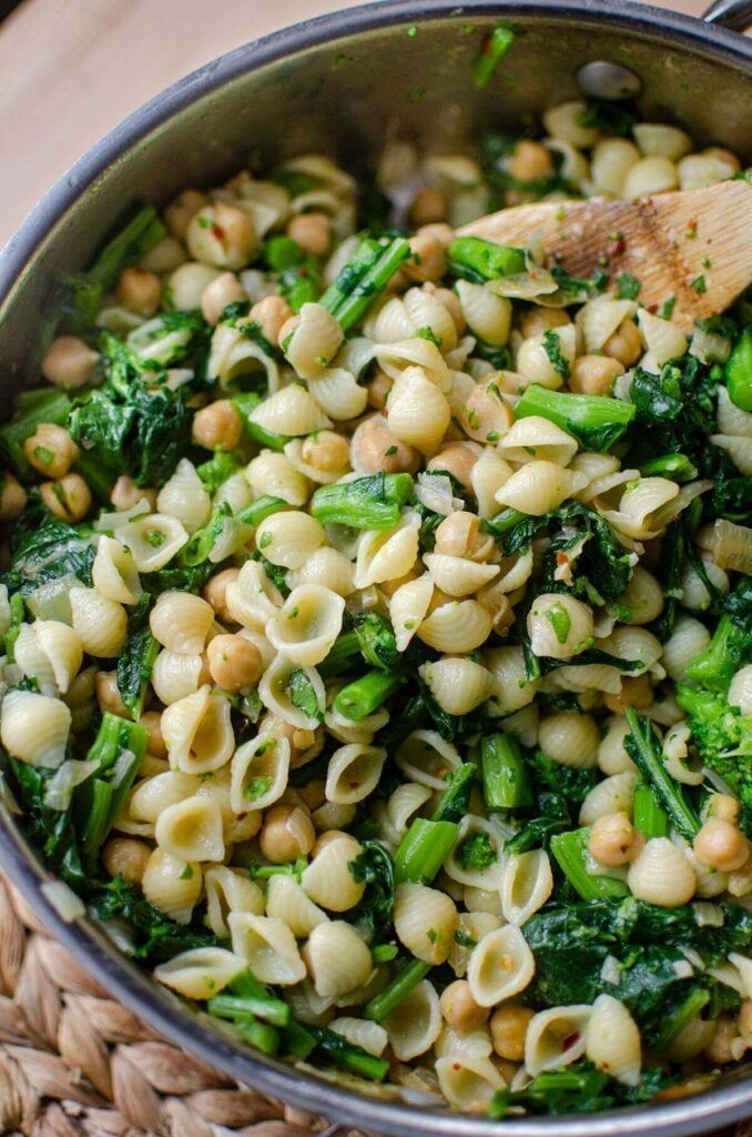 Living_Lou's tweet photo. This rapini pasta recipe is made with rapini (broccoli rabe), canned chickpeas, onions and garlic.

RECIPE: https://t.co/FDlz2SfxfQ 
#foodie #cooking https://t.co/iD20iJPR3n