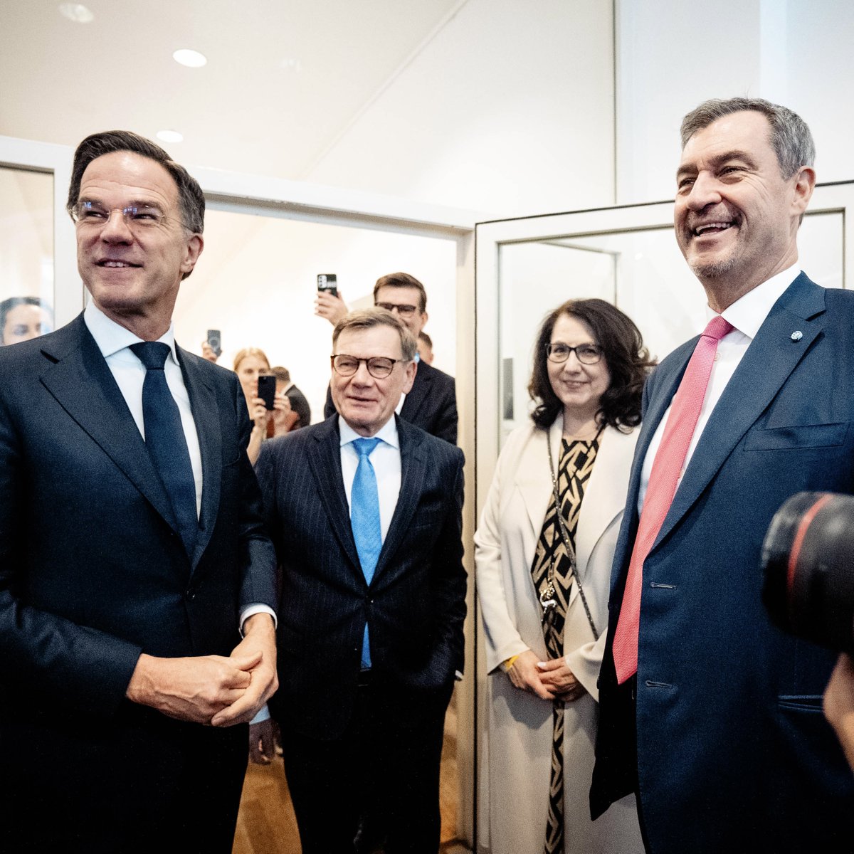 CSU's tweet photo. Das Transatlantische Forum der CSU ist der Auftakt zur Münchner Sicherheitskonferenz und setzt wichtige Impulse im Vorfeld des internationalen Treffens. Auch die hochrangigen Gäste wie EU-Kommissionspräsidentin Ursula von der Leyen, NATO-Generalsekretär Mark Rutte und Außenminister Johann Wadephul zeigen wie wichtig das Forum ist.
Unsere Sicherheit und Verteidigung stehen mehr denn je im Fokus, dabei spielt Bayern eine besondere Rolle. Wir sind nicht nur ein führender Wirtschafts- und Technologiestandort, sondern auch ein bedeutendes Zentrum der Verteidigungsindustrie.
CSU-Chef Markus Söder dazu: „Wir sind gerne Gasteber der Münchner Sicherheitskonferenz, das Speed Dating der internationalen Politik“, weiter sagt er: „Wir müssen unabhängiger werden. Gleichzeitig bleibt die transatlantische Partnerschaft unverzichtbar. Ohne die USA geht es nicht. Unser Ziel ist ein gutes, stabiles Verhältnis auf Augenhöhe. Das geht nur mit einem wirtschaftlich und militärisch starken Europa.“ #MSC2026
