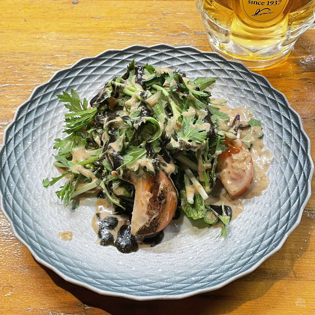 残業を終えて逃げるように退勤したものの、予定していた餃子の和尚は時間的にアウト。やむなく今夜もホームへ。懐も厳しいのでビールと生で美味しい春菊サラダをハーフでお願いした。今夜はこれで終了。