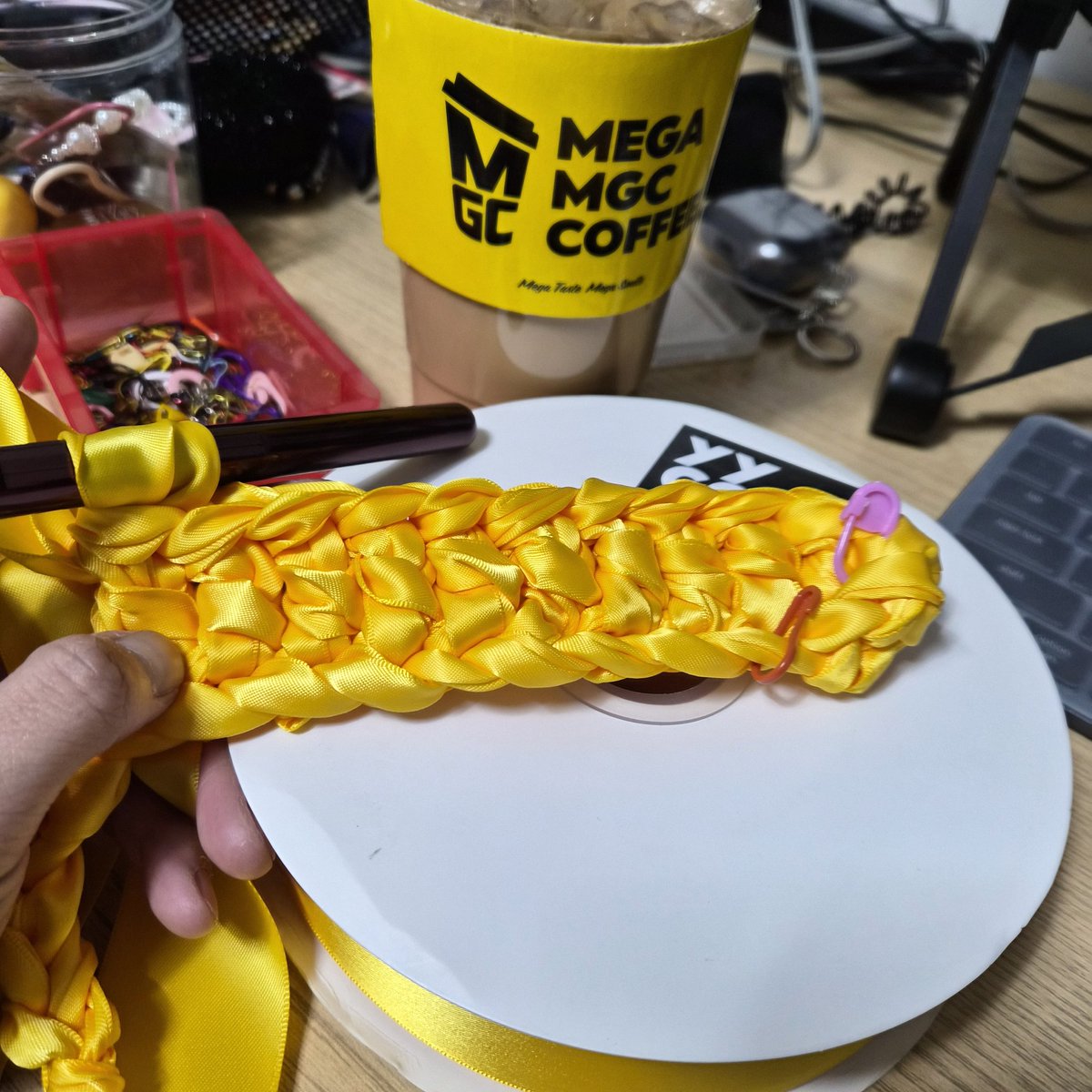 Hanah_Knitting's tweet photo. 팝업용 가방 뜨면서 이사시기 고민하면서
집보수 생각하면서 이직 생각하면서
포폴 생각하는데

해고당함 이게뭔..............? https://t.co/bIhGonurMy