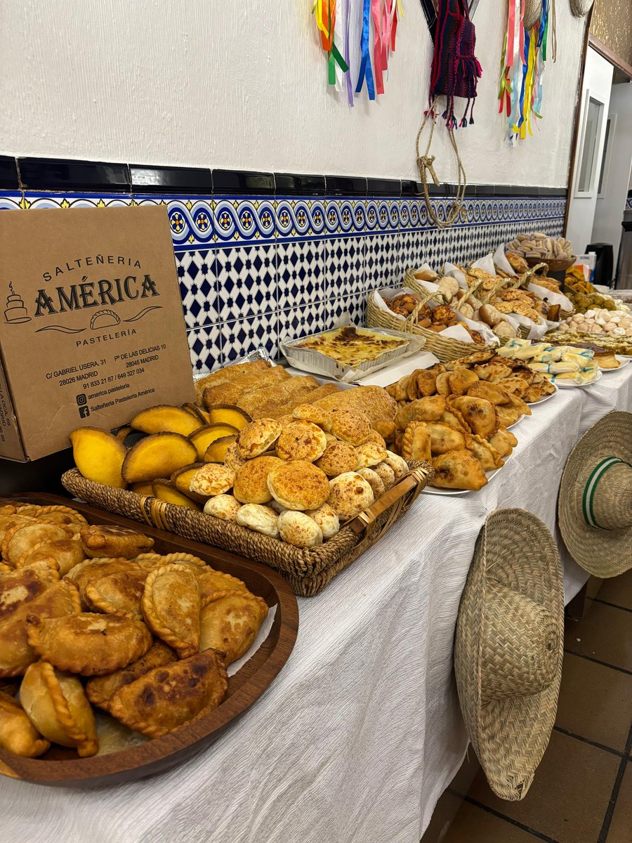 ppgetafe's tweet image. Con la asociación cruceña comparsas carnavalesca de Bolivia en Madrid, en su acto en Getafe con motivo del Carnaval. 

Celebrando el 'Café de reina', donde se juntan las reinas de cada comparsa y la reina del Carnaval 2026.