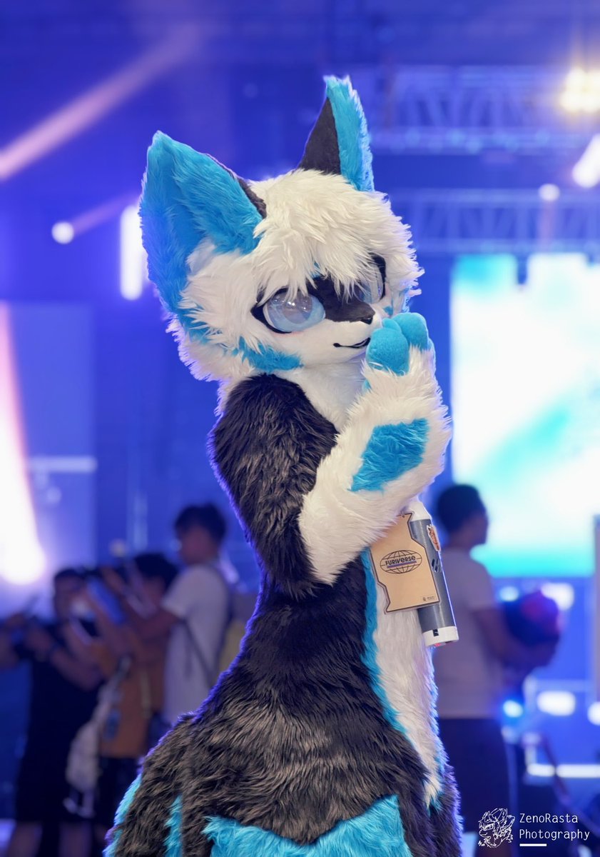 #FursuitFriday 

Tell u a secret……

📷:ZenoRasta