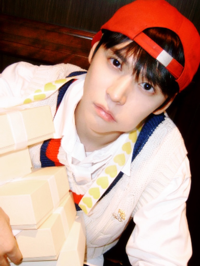 𝑽𝒂𝒍𝒆𝒏𝒕𝒊𝒏𝒆 𝑪𝒉𝒐𝒄𝒐𝒍𝒂𝒕𝒆 𝑯𝒐𝒖𝒔𝒆🍫🏠 
Meet Our Sweet Staff 

🚚Delivery Crew – Captain #EUNSEOK 

Specialty: Careful handling 
Motto: “Fragile. Very fragile.”