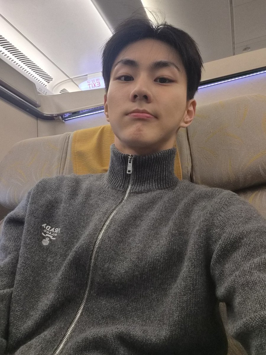 이사진 너무 조흠 착장이 포근이라서 
포근 니트나 가디건 입은 쩡이  
너무 예쁘고 사랑스러워