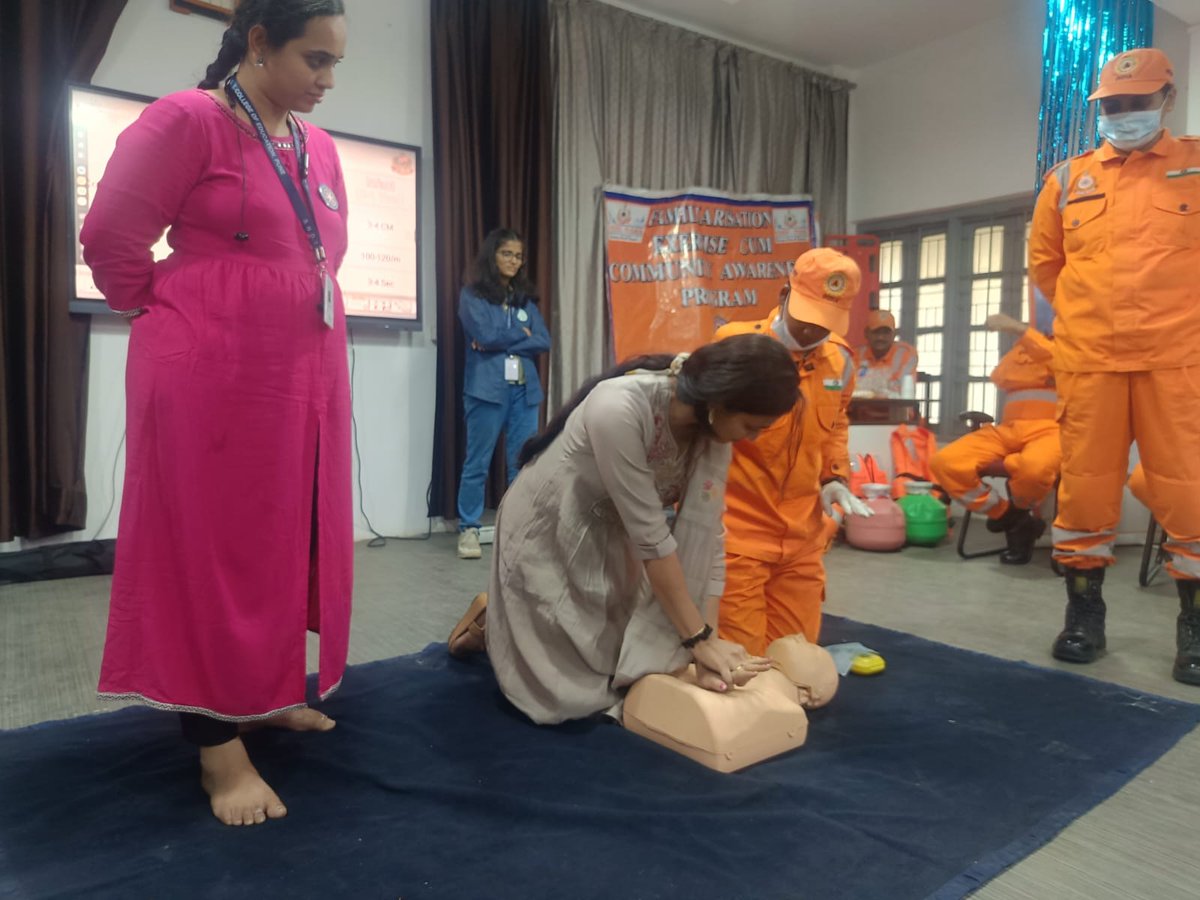 05NDRF's tweet image. 🔖 DM Training-cum-Capacity building Programme organised by Team 05 NDRF
📍 Venue: SNDT Womens University, Pune(MH)

#PreparednessSavesLives #CommunitySafety
@NDRFHQ
@ndmaindia 
@ANI
@sdmamaharashtra