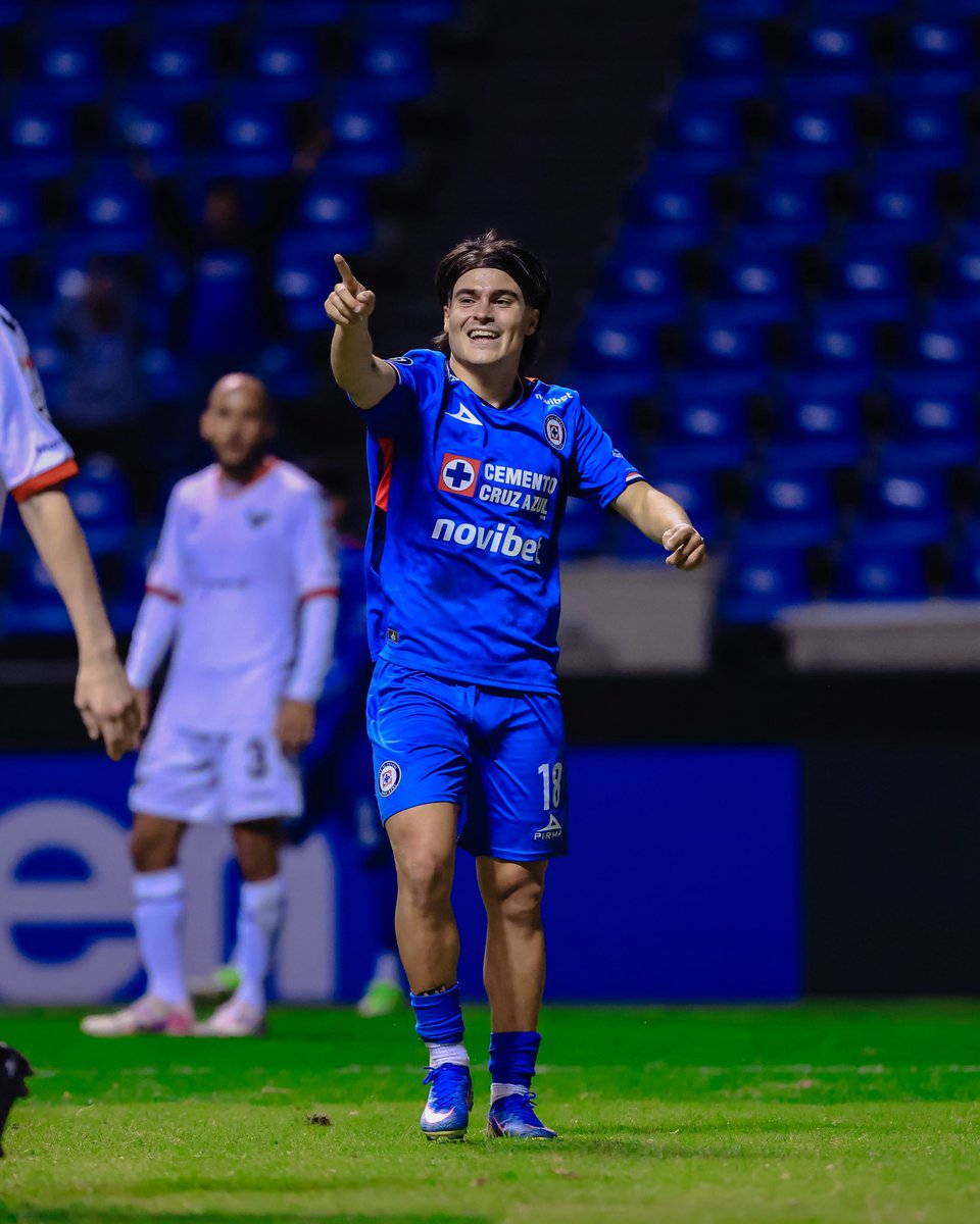 CruzAzul's tweet photo. El hombre del HAT TRICK ⚽️⚽️⚽️ https://t.co/ypKBrOzZCp