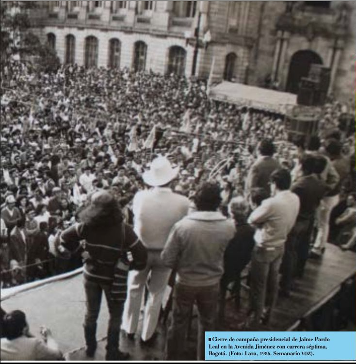 Este fue el cierre de la campaña presidencial de Jaime Pardo Leal en 1986, un año antes de q lo asesinaran. La UP era una fuerza q salía de los barrios, de los campos, de la injusticia. Era la prueba q se podía cambiar al país votando.   Por eso los exterminaron
Vía:  Iván Gallo