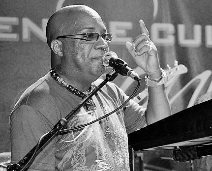 « Rété simp », disait l’une des chansons d’Energy sur lesquelles Thierry Benoit démontrait son sens prodigieux de la mélodie. Cette phrase lui allait très bien. C’est encore l’un de nos grands musiciens qui nous quitte bien trop tôt.
Respect et condoléances à ses proches. 🕯️#RIP