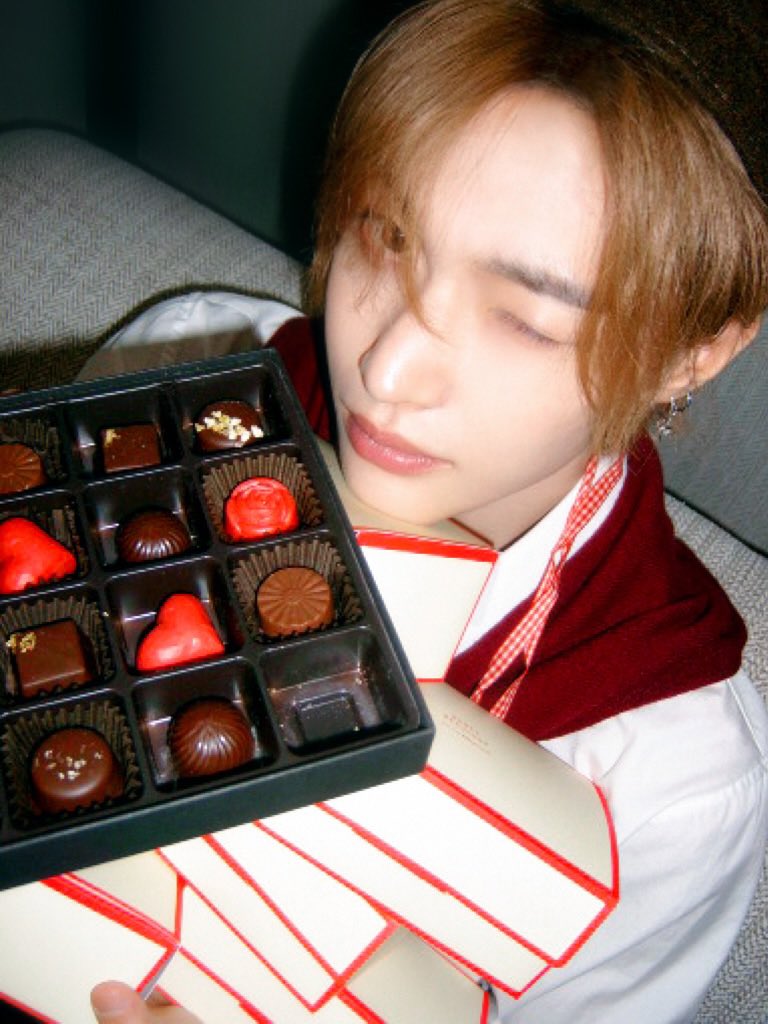 🐈 ~ eunseok moves even the heaviest boxes, no wonder everyone calls him a stone 🎁

🐈‍⬛ ~ wonbin was supposed to put the chocolates in the box, not eat them 🍫