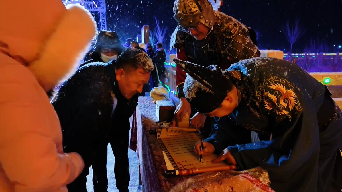 📸🎉As lanterns light up the endless night, people wander about amid cheerful laughter. With the #SpringFestival approaching, a grand lantern-lighting ceremony has been held in Maobula Village, Hongshanyao Town, Yongchang County, #Gansu Province. Here, the intangible cultural