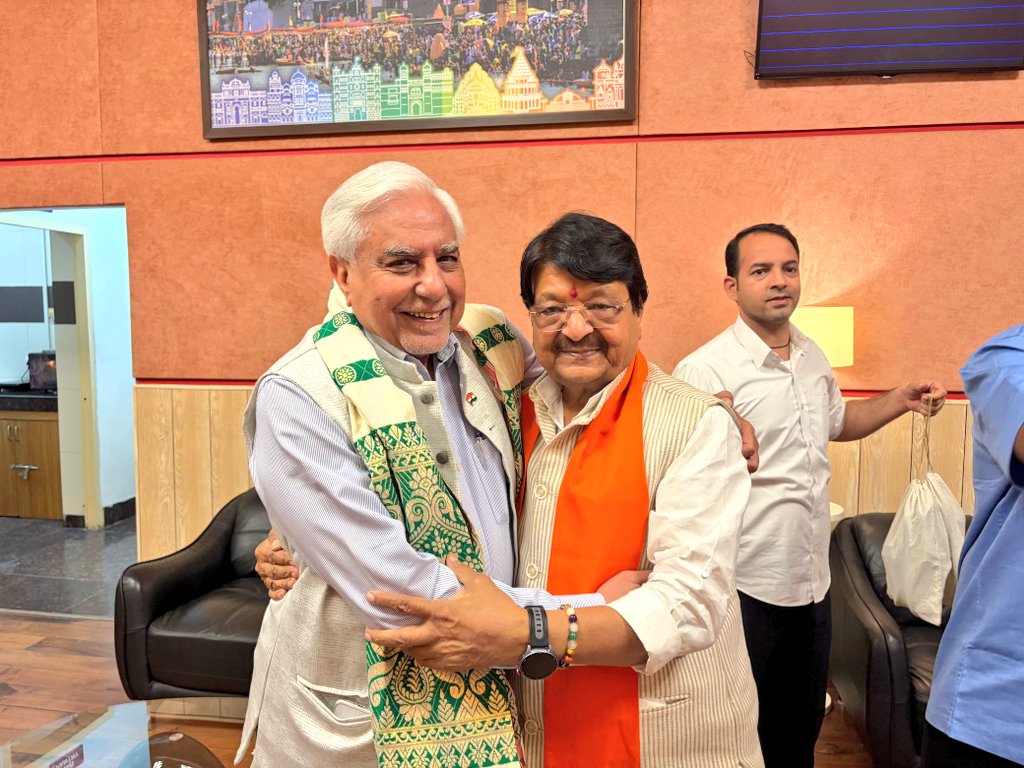 KailashOnline's tweet photo. आज इंदौर एयरपोर्ट पर पूर्व राज्यसभा सांसद श्री सुभाष चंद्रा जी से आत्मीय भेंट हुई।

सदैव की भांति उनकी सहजता हृदय को छू गई। इस अवसर पर उनसे विभिन्न समसामयिक विषयों पर सार्थक चर्चा हुई। https://t.co/A6fjtUHyqf