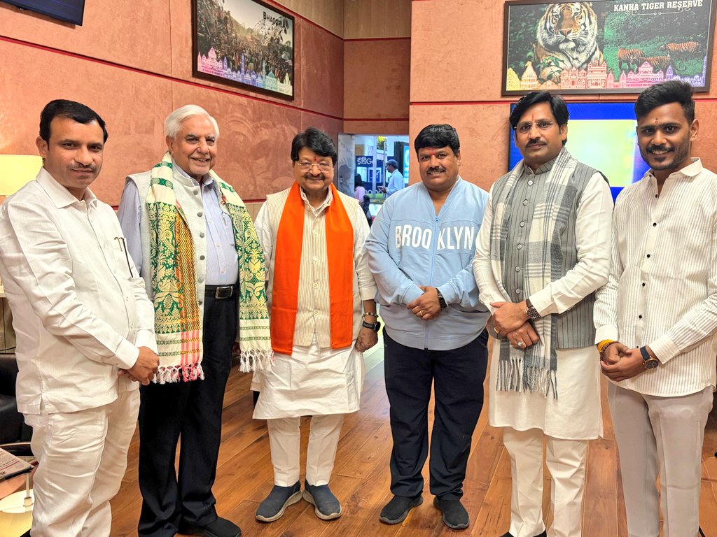 KailashOnline's tweet photo. आज इंदौर एयरपोर्ट पर पूर्व राज्यसभा सांसद श्री सुभाष चंद्रा जी से आत्मीय भेंट हुई।

सदैव की भांति उनकी सहजता हृदय को छू गई। इस अवसर पर उनसे विभिन्न समसामयिक विषयों पर सार्थक चर्चा हुई। https://t.co/A6fjtUHyqf