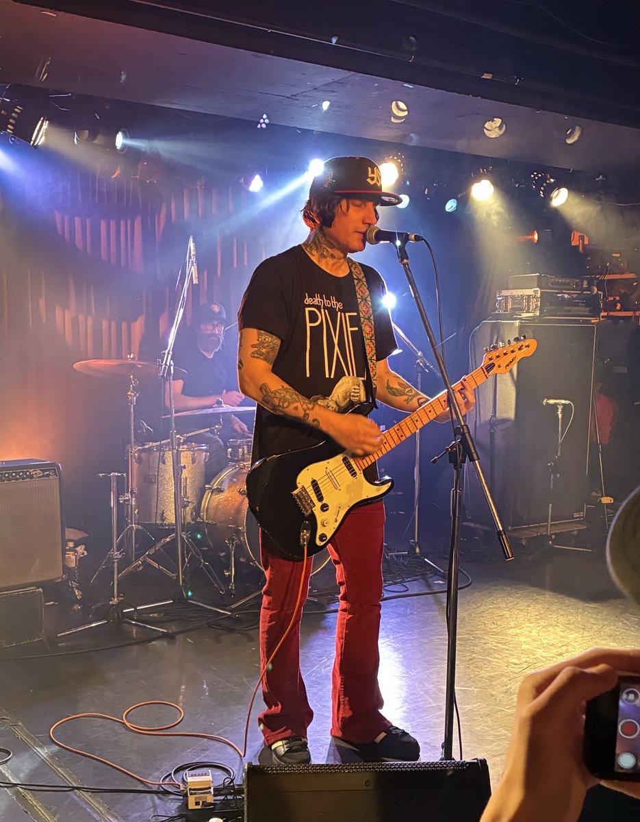 Jejune見てきた。

26年前に解散したバンドが再結成して日本来てくれて笑顔でライブしてる所見るだけで感動するものがあったしサイン書いてもらった。

文法あってるかどうかわかんない英語とありがとう言いまくったらめっちゃ笑顔でありがとうと言ってもらえて超良い人たちだった。