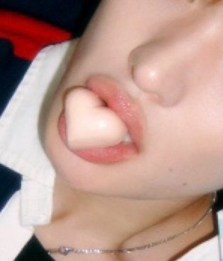 키스를 부르는 입술 뭐 그런 멘트 달아도 돼죠?