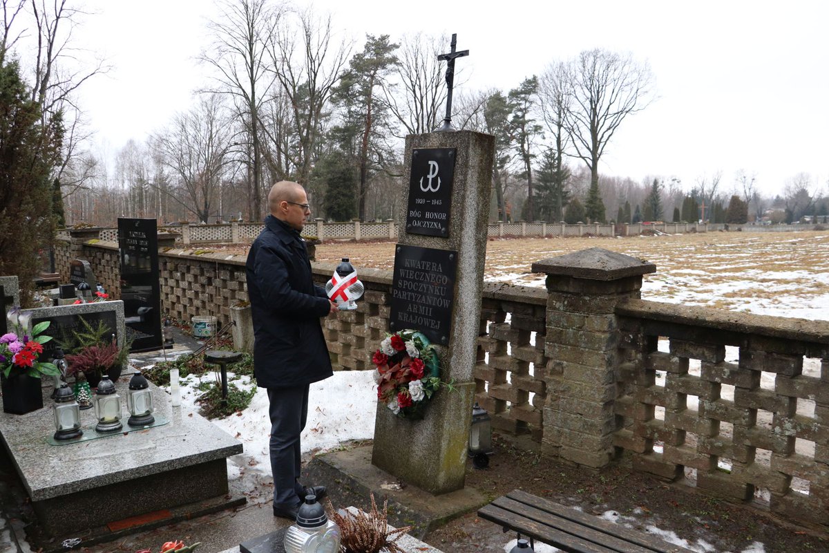 13 lutego br. pracownicy Oddziałowego Biura Upamiętniania Walk i Męczeństwa odwiedzili wybrane łódzkie cmentarze, gdzie zapalili znicze w miejscach poświęconych pamięci żołnierzy Armii Krajowej.

fot. Jacek Trajdos (IPN)