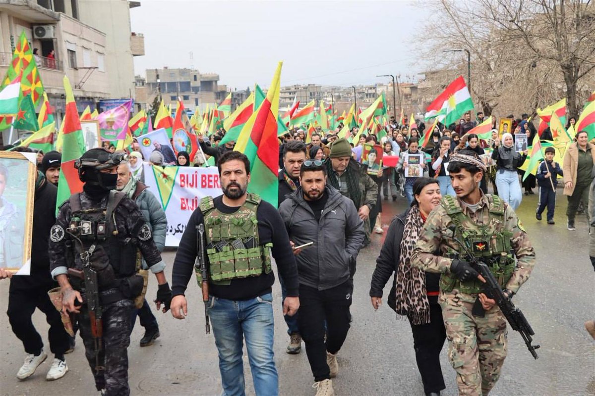 AANES_France's tweet photo. Des milliers d’habitants du Nord et de l’Est de la Syrie ont manifesté aujourd’hui pour soutenir la Révolution Rojava, défendre le droit à l’éducation et préserver les acquis révolutionnaires. Unis pour la résistance ! #Rojava #Syrie https://t.co/Q1EPbsJfAm