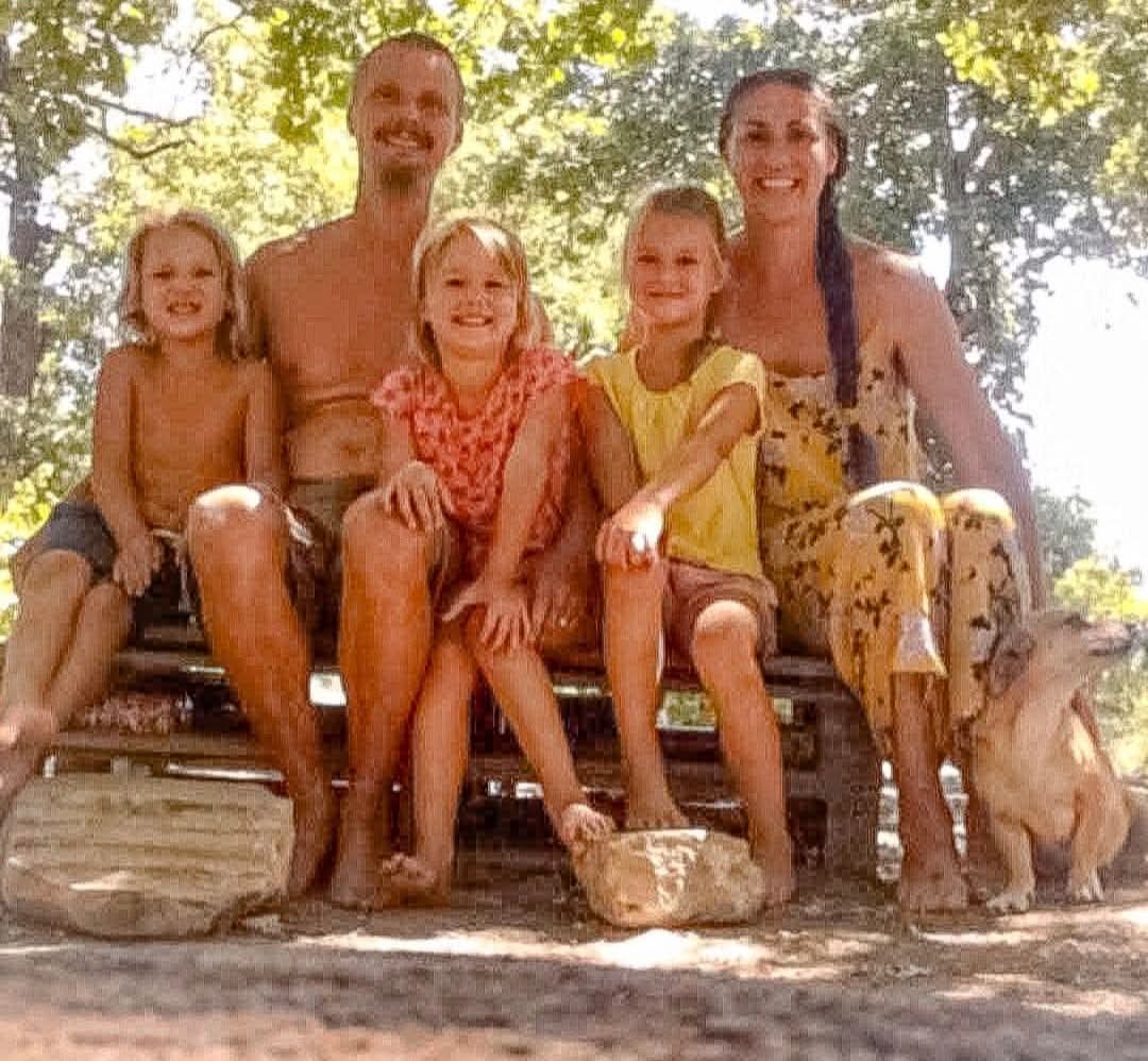 itsmeback_'s tweet image. Rachael Birmingham,
sorella di Catherine.

#famiglianelbosco
#famigliadelbosco

“Non venite. Qui è pericoloso”
Sono state queste le prime parole dei bambini quando abbiamo detto loro che saremmo arrivate dall’Australia. Non entusiasmo, non sollievo. Paura. Una paura ripetuta più…