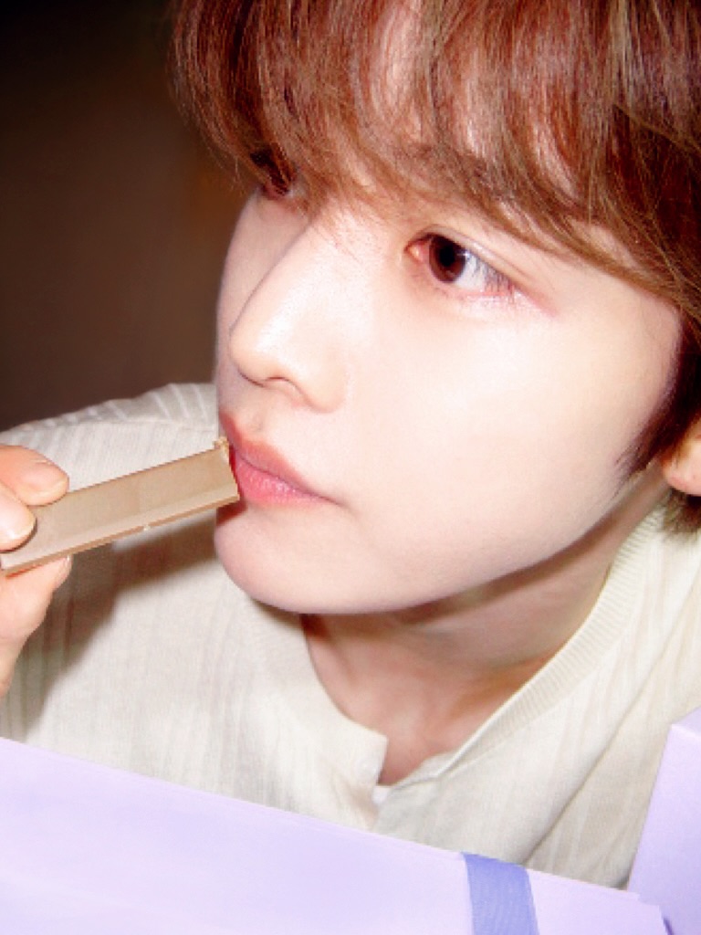 𝑽𝒂𝒍𝒆𝒏𝒕𝒊𝒏𝒆 𝑪𝒉𝒐𝒄𝒐𝒍𝒂𝒕𝒆 𝑯𝒐𝒖𝒔𝒆🍫🏠 
Meet Our Sweet Staff 

🎀Ribbon Styling Specialist #SUNGCHAN 

Specialty: Perfect bows, zero loose ends 
Motto: “Tie it tight, love it right.”