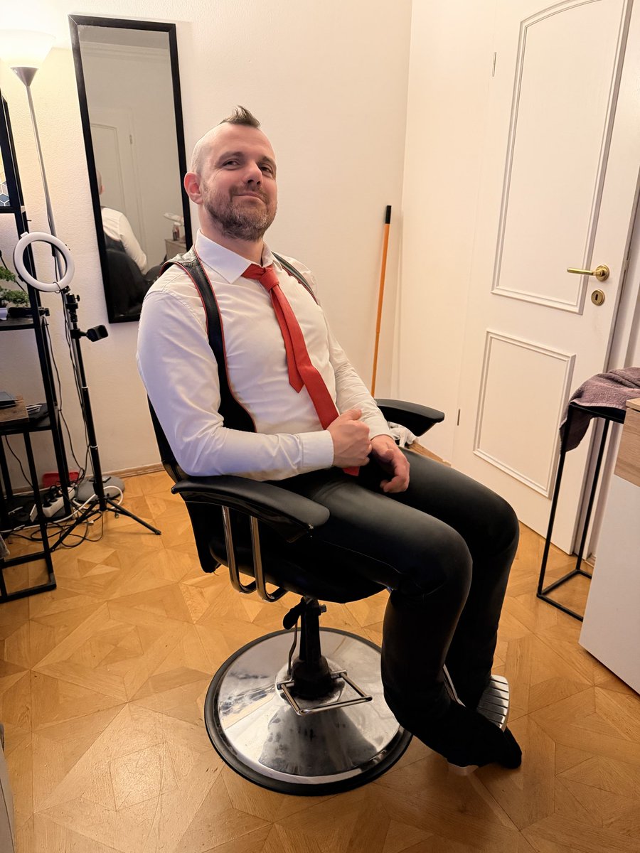 fetishbarber's tweet photo. Fresh mohawk for the hot leatherguy 😈😈💈💈💇💇

All my Videos avail here

https://t.co/mtrUPcC1Ru

#barber #barbershop #fetishbarber #barberchair #barbercapes #mohawk #leather #forcedhaircut #rubber #friseur #buzzcut #headshave #bondage https://t.co/WXJLDztOiO