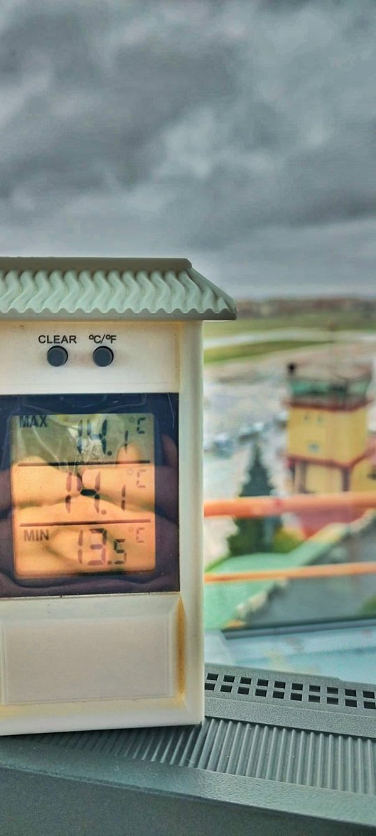 Madrid-Cuatro Vientos es el aeropuerto más antiguo de España. 
Aunque no maneja el volumen de pasajeros de Barajas, es vital para la aviación general, escuelas de pilotos y servicios estatales (Policía, DGT).
Su torre de control presenta cristales con grietas de arriba a abajo,