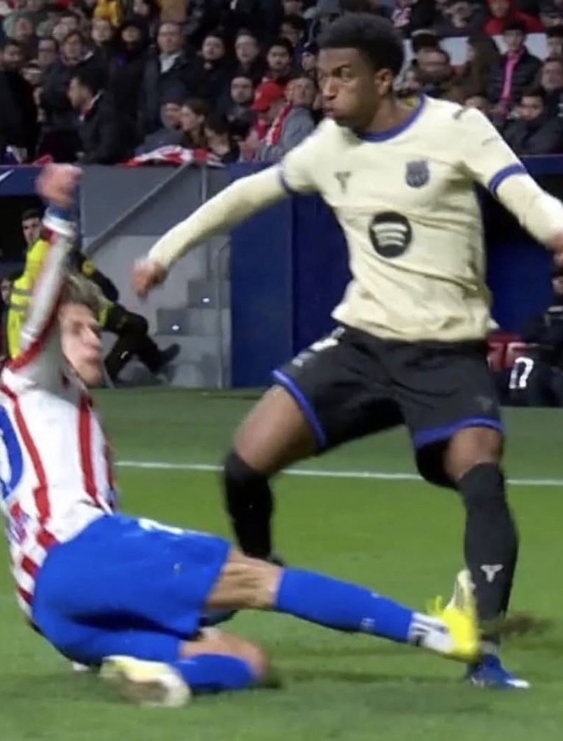 Cuesta creer que el árbitro de campo no le expulse porque no lo ve bien, pero podría pasar. Pero que González Fuertes desde el VAR tras varias repeticiones no avise al árbitro, es mala fe e interés en perjudicar a uno de los dos equipos. Esto con VAR ya no debería pasar.