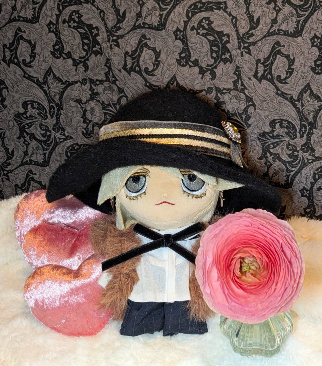 🖤フェルトのお帽子できました🥰 飾りは取り急ぎ100均のビジューをつけ