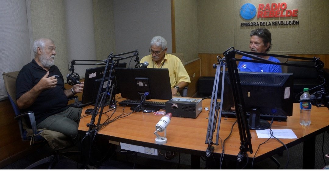 En el Día Mundial de la Radio felicitamos a todos los radialistas de #Cuba, quienes con la magia de su profesión generan las 24 horas y por múltiples frecuencias un sonido para ver. ¡Un fuerte abrazo a todos! #DePieYCombatiendo