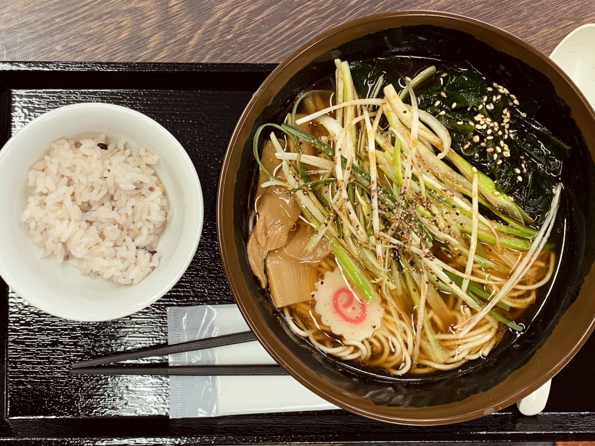 #奥多摩ランチ 奥多摩駅近くの「鶏匠三つ杉」。
新しくメニューに加わった“田舎そば”。醬油ベースで、トッピングのごま油で和えたネギがポイント。
イメージとしては「おばあちゃんが家にある食材で作ったようなラーメン」（だったかな？）だそうです。
揚げ餅入りをおすすめしたい！