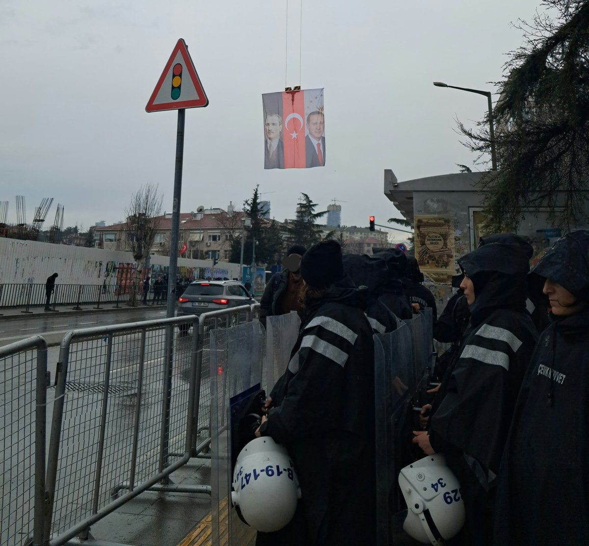 Her köşe başında bir üst araması, her bir öğrenci başına düşen onlarca polis, barikatlar, kalkanlar...

Öğrencilerden bu çekinceniz nedir? Bu okulun öğrencilerine bir düşmanlığınız mı var? Neden korkuyorsunuz?

Gün gelir, devran döner. 
#BoğaziciAblukada