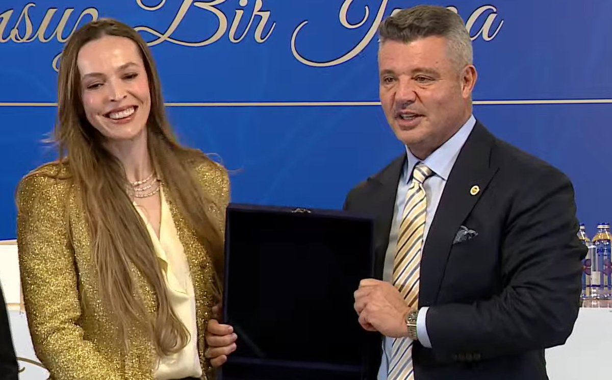 Yaşayan Fenerbahçe efsanesi son imzasını attı.

Fenerbahçe'nin et kemik giymiş halisin sen..