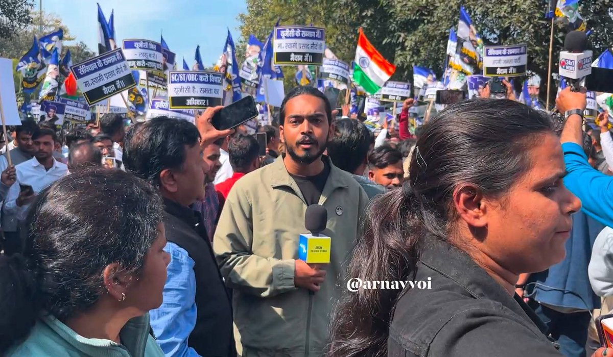 ArnavVOI's tweet photo. अपनी जनता पार्टी के मुखिया स्वामी प्रसाद मौर्य जी ने यूजीसी के समर्थन में आज लखनऊ के दारुलसफा इलाके से विधानसभा कूंच करने का प्लान बनाया था लेकिन पुलिस प्रशासन ने उन्हें दस कदम चलते ही रोक दिया ख़ैर स्वामी जी ने ज्ञापन सौंप दिया है। #ApniJantaParty #SwamiPrasadMaurya #LucknowNews https://t.co/XvSJquyLLM
