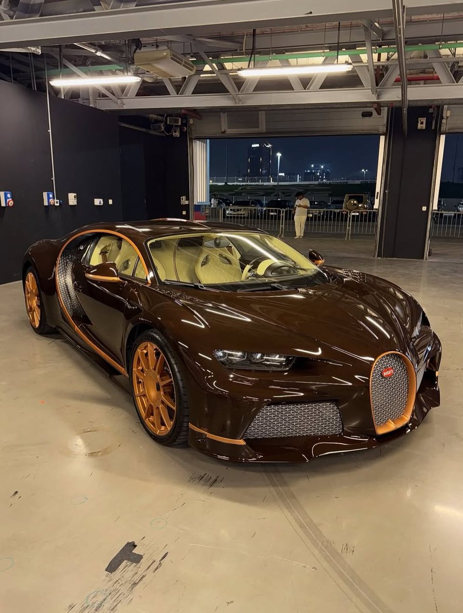 TheAutoHub's tweet photo. Bugatti Chiron with brown carbon fiber https://t.co/7bHVEUIeJQ