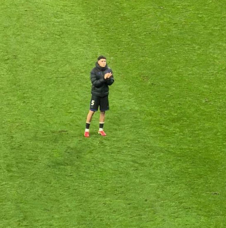 Pau Cubarsi foi o único jogador a ir aplaudir os torcedores após a partida.