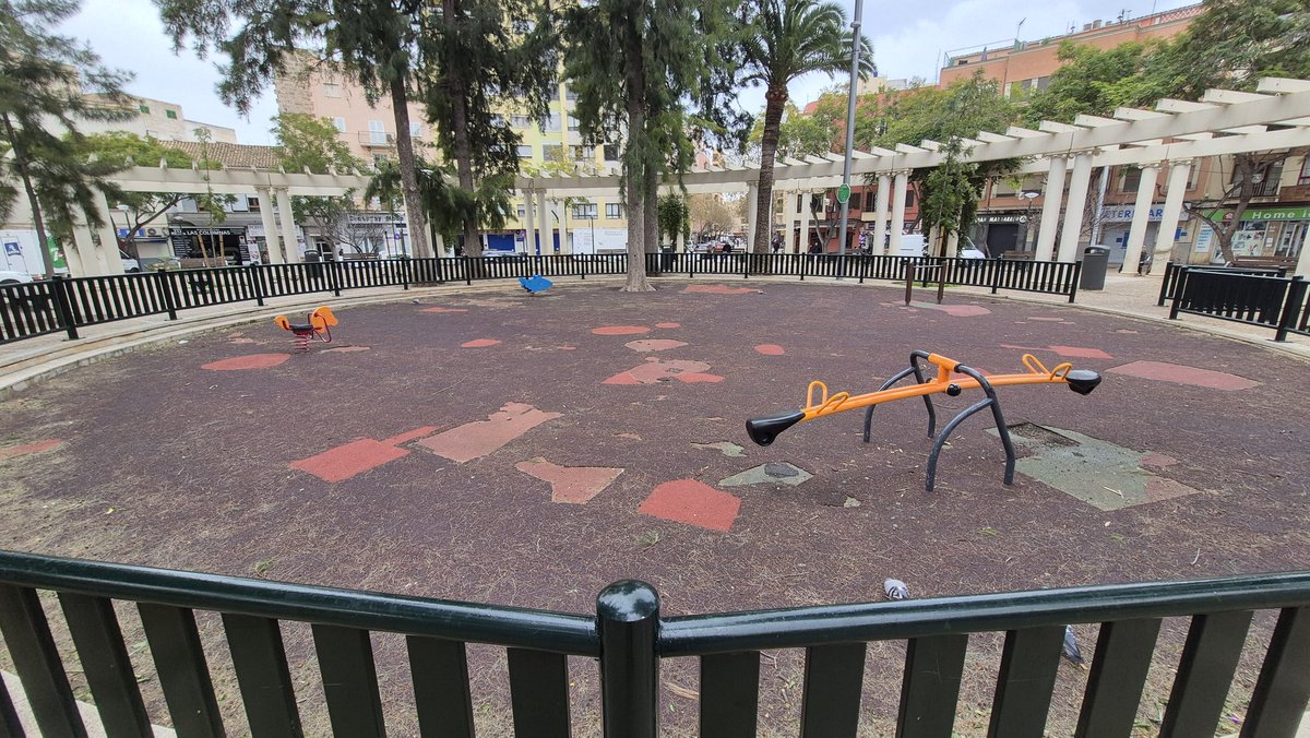 Fa ganes dur els infants als jocs infantils de la plaça de les Columnes.