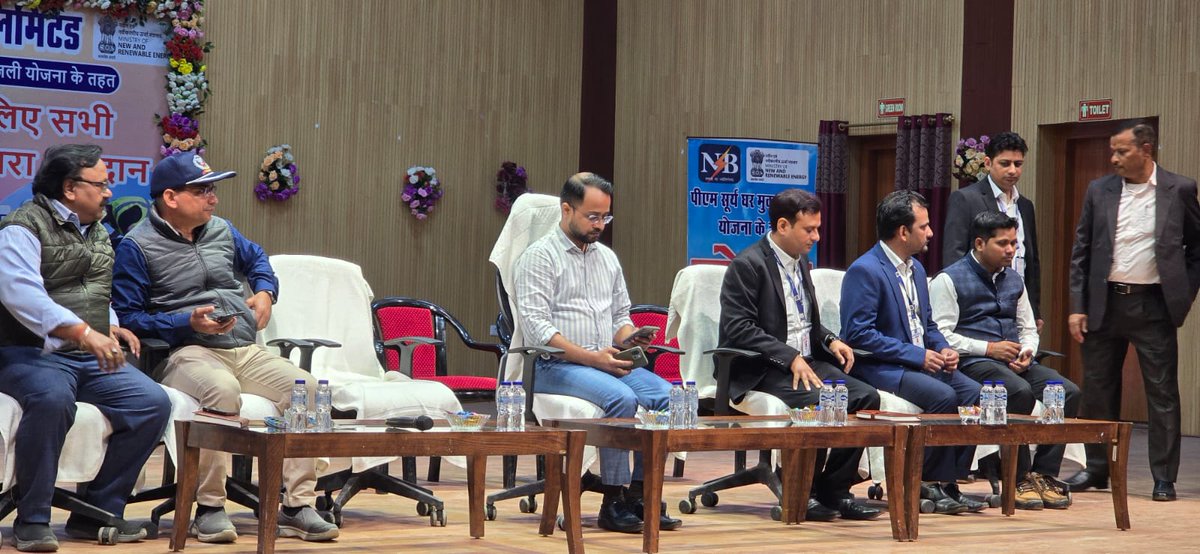 BiharEnergy's tweet photo. 13.02.2026 को #NBPDCL, के छपरा सर्किल द्वारा भिखारी ठाकुर प्रेक्षा गृह में #SolarMela का आयोजन किया गया। जिलाधिकारी वैभव श्रीवास्तव (भा.प्र.से.), रिन्यूएबल एनर्जी कॉर्पोरेशन (आरईसी) की टीम तथा छपरा सर्किल के अधिकारियों की उपस्थिति में सोलर संयंत्र लगाकर बिजली बिल शून्य करने वाले उपभोक्ताओं को सम्मानित किया गया।
उल्लेखनीय है कि पीएम सूर्य घर योजना के तहत ₹30,000 प्रति किलोवाट तथा अधिकतम ₹78,000 तक की अनुदान राशि सरकार द्वारा दी जा रही है।
@IPRDBihar @EnergyBihar @SEVA_NBPDCL
#Saran #SolarMela #REC #PMSuryaGharYojana #SolarEnergy #RenewableEnergy