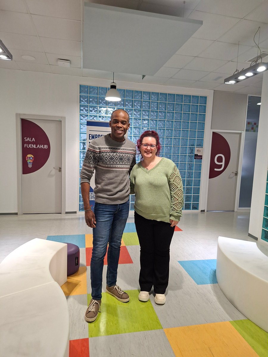 El concejal de Desarrollo Económico y Empleo, Javier Bokesa, ha dado la bienvenida a una nueva emprendedora en el #CoworkingCIFE:
 
 ✔   VERÓNICA MORAGÓN VILLAFUERTES, abogada especializada en derecho laboral.
 
 🗣 "Fuenlabrada apuesta por el talento local y el emprendimiento"